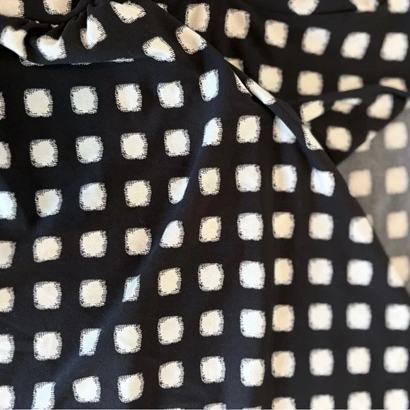 Vince Camuto Black and White Patterned Top with 3/4 Sleeves size small - Picture 2 of 5